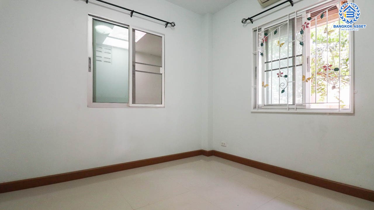 *****บ้านมือสองนนทบุรี ม.ลภาวัน19 ราชพฤกษ์ เนื้อที่ 42 ตร.ว. ฟังก์ชันครบ 4 ห้องนอน 2 ห้องน้ำ 2 ที่จอดรถ บ้านสวย สภาพดี พร้อมเข้าอยู่ บนทำเลที่เชื่อมต่อถนนราชพฤกษ์, ถนนชัยพฤกษ์, ถนนบางกรวย-ไทรน้อย ใกล้รถไฟฟ้าสายสีม่วง "สถานีบางพลู" และจุดขึ้นทางด่วน "แจ้งวัฒนะ"